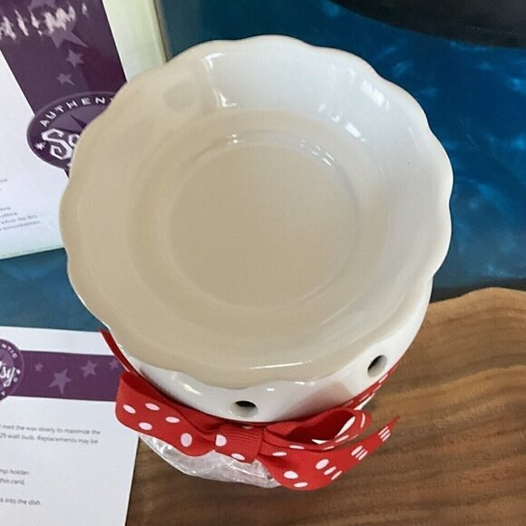 SCENTSY VALENTINE Wax Warmer Ceramic Red & White polka dot hearts new in box - Picture 3 of 5